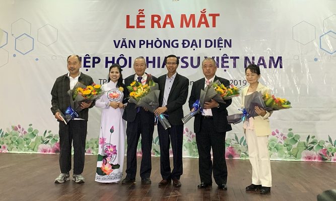 Đại diện Hiệp hội Shiatsu Nhật Bản trao bằng chứng nhận thành lập Văn phòng đại diện Hiệp hội Shiatsu Việt Nam và bổ nhiệm GS. Trương Thị Ngọc Ánh làm Chủ tịch Văn phòng đại diện